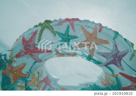 プールと浮き輪 101910810