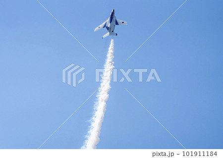 青空と松島基地のブルーインパルス 宮城県東松島市 青空と松島基地のブルーインパルス 宮城県東松島市 101911184