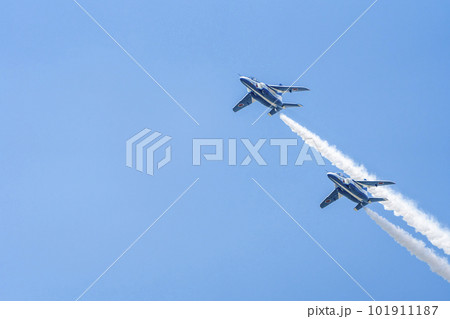 青空と松島基地のブルーインパルス 宮城県東松島市 青空と松島基地のブルーインパルス 宮城県東松島市 101911187