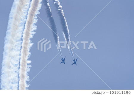 青空と松島基地のブルーインパルス 宮城県東松島市 青空と松島基地のブルーインパルス 宮城県東松島市 101911190