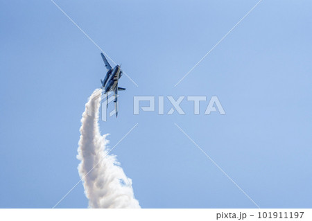 青空と松島基地のブルーインパルス　宮城県東松島市 101911197