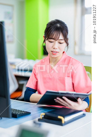 デスクワークを行う医療従事者 デスクワークを行う医療従事者 101911227