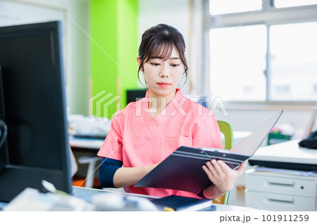 デスクワークを行う医療従事者 デスクワークを行う医療従事者 101911259
