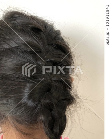 白い壁を背景にして、子供の編み込みをした髪の毛を撮影した写真 白い壁を背景にして、子供の編み込みをした髪の毛を撮影した写真 101911841