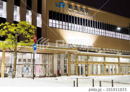 【新高岡駅】早朝の北口駅前の風景 101911855
