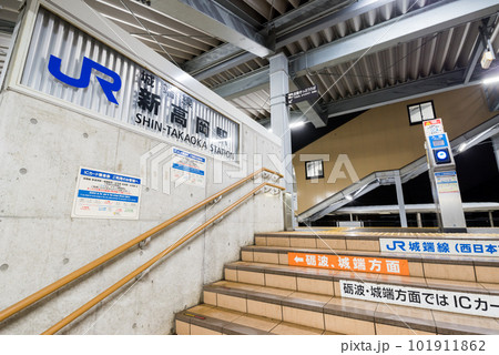 【新高岡駅】早朝の城端線ホームの改札口 101911862