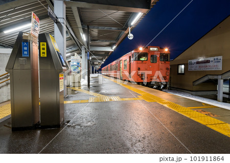 【新高岡駅】早朝の高岡駅行きの普通列車 【新高岡駅】早朝の高岡駅行きの普通列車 101911864