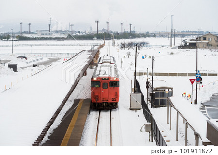 【新高岡駅】早朝の高岡駅行きの普通列車 101911872