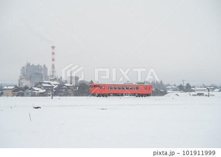 【城端線】雪原を走る普通列車 【城端線】雪原を走る普通列車 101911999