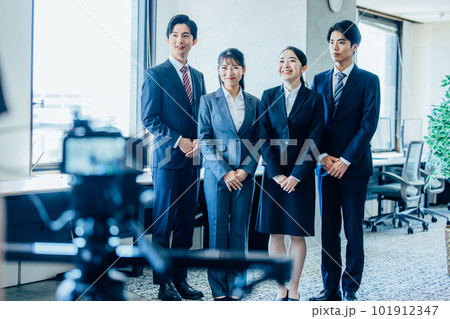 新入社員を撮影するイメージ 101912347