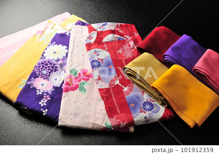 和装、色浴衣と帯（女性用衣類）黒背景クローズアップ 101912359
