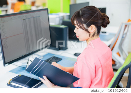 デスクワークを行う医療従事者 デスクワークを行う医療従事者 101912402