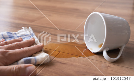 床にこぼれたコーヒーを拭く　イメージ 101912547