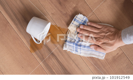 床にこぼれたコーヒーを拭く　イメージ 101912549