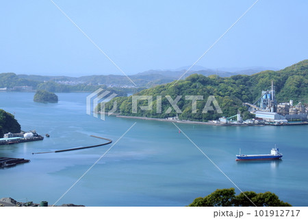 五台山展望テラスから浦戸湾を眺める　（高知県　高知市） 101912717