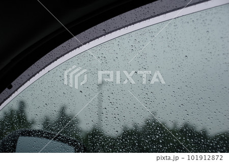 雨の日にすき間を開けた車の窓 ドアバイザー 雨の日にすき間を開けた車の窓 ドアバイザー 101912872