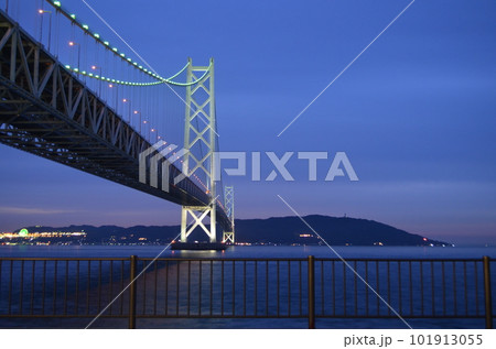 淡路島へ 兵庫県明石海峡大橋の夜景 淡路島へ 兵庫県明石海峡大橋の夜景 101913055
