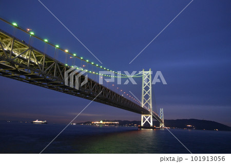 淡路島へ 兵庫県明石海峡大橋の夜景 淡路島へ 兵庫県明石海峡大橋の夜景 101913056