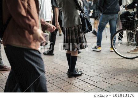 制服の女子高生の足元 101913176