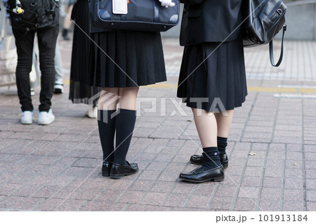 制服の女子高生の足元 101913184