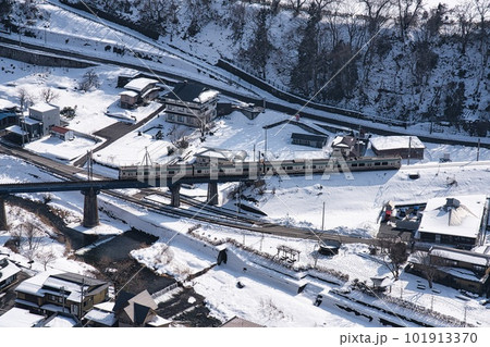 立石寺から見る立谷川を渡る仙山線列車 立石寺から見る立谷川を渡る仙山線列車 101913370