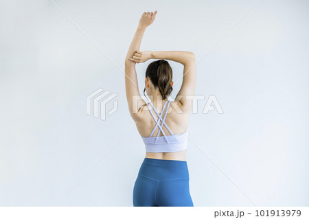 若い女性　フィットネスイメージ　後ろ姿 101913979