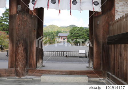 御室の広大な境内へいざなう仁和寺二王門 御室の広大な境内へいざなう仁和寺二王門 101914127