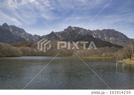 鏡池と雄大な戸隠山 長野県長野市 鏡池と雄大な戸隠山 長野県長野市 101914239