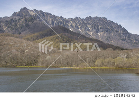 鏡池と雄大な戸隠山 長野県長野市 鏡池と雄大な戸隠山 長野県長野市 101914242