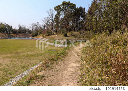 大阪府高槻市の今城塚古墳の墳丘 大阪府高槻市の今城塚古墳の墳丘 101914338
