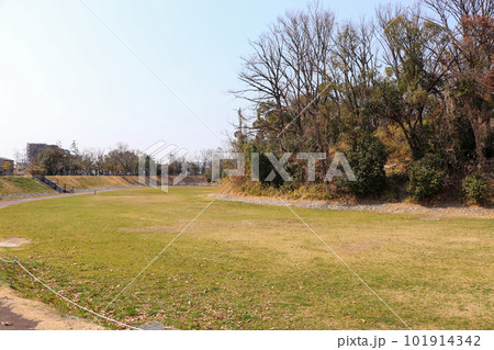 大阪府高槻市・今城塚古墳の墳丘と周壕 大阪府高槻市・今城塚古墳の墳丘と周壕 101914342