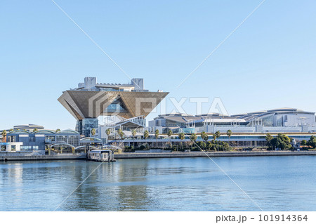 東京都江東区 海越しに見る快晴の東京ビッグサイト(東京国際展示場) 東京都江東区 海越しに見る快晴の東京ビッグサイト(東京国際展示場) 101914364