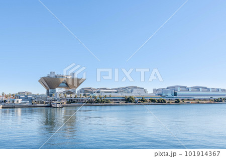東京都江東区　海越しに見る快晴の東京ビッグサイト（東京国際展示場） 101914367
