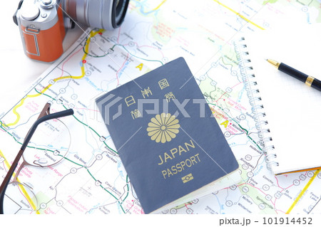 日本国のパスポート（一般旅券5年用紺色）を用意して旅行の計画を立てる 101914452