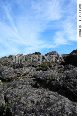 岩場の韓国岳の風景 岩場の韓国岳の風景 101914566