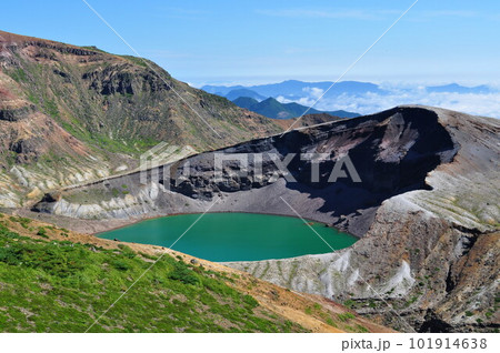 晴天の絶景、夏の蔵王（お釜） 101914638