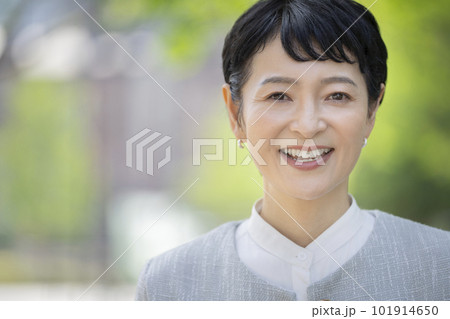 笑顔のアラフィフの女性 ポートレート 笑顔のアラフィフの女性 ポートレート 101914650