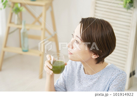 自宅で青汁を飲む女性 自宅で青汁を飲む女性 101914922