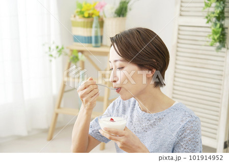 自宅でヨーグルトを食べる女性 自宅でヨーグルトを食べる女性 101914952