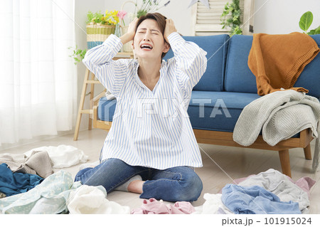 家事にストレスを感じる主婦 家事にストレスを感じる主婦 101915024