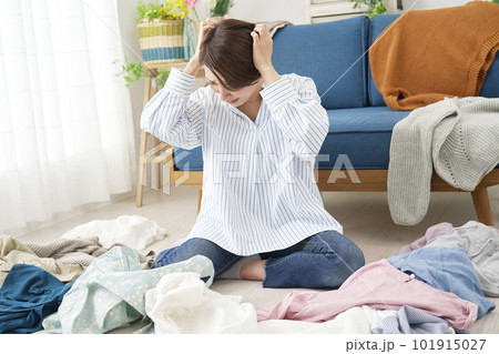 家事にストレスを感じる主婦 家事にストレスを感じる主婦 101915027