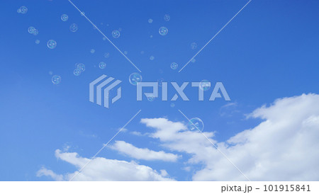 青空に浮かぶ多数のシャボン玉 青空に浮かぶ多数のシャボン玉 101915841