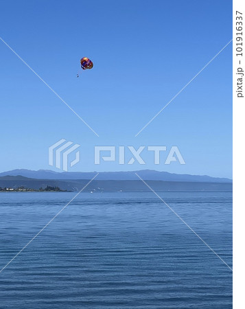 湖の上を飛ぶパラシュート 101916337