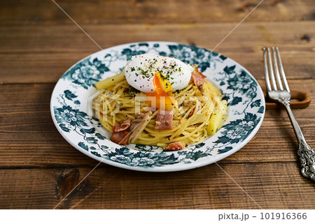 ホワイトアスパラのパスタとポーチドエッグ 101916366