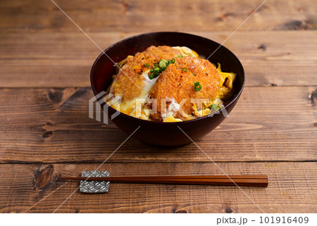 コロッケの卵とじ丼と七味唐辛子 101916409