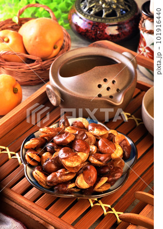 Roasted salted broad beans 101916440