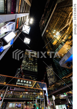 東京 夜の渋谷駅前の都市風景 渋谷中央街 東京 夜の渋谷駅前の都市風景 渋谷中央街 101916676