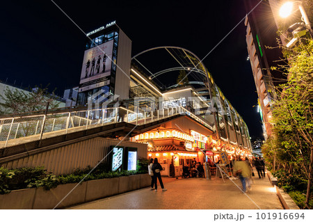 東京 夜の渋谷駅前の街並み ミヤシタパーク 東京 夜の渋谷駅前の街並み ミヤシタパーク 101916694