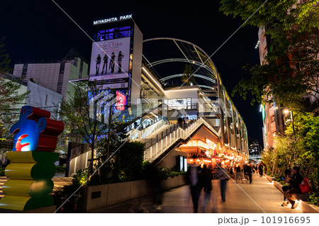 東京 夜の渋谷駅前の街並み ミヤシタパーク 東京 夜の渋谷駅前の街並み ミヤシタパーク 101916695