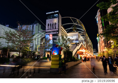 東京 夜の渋谷駅前の街並み ミヤシタパーク 東京 夜の渋谷駅前の街並み ミヤシタパーク 101916696